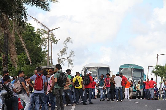 Trabalhadores fizeram manifestação contra a paralisação da unidade baiana da Fafen (Foto: Evandro Veiga/CORREIO) Trabalhadores fizeram manifestação contra a paralisação da unidade baiana da Fafen (Foto: Evandro Veiga/CORREIO)